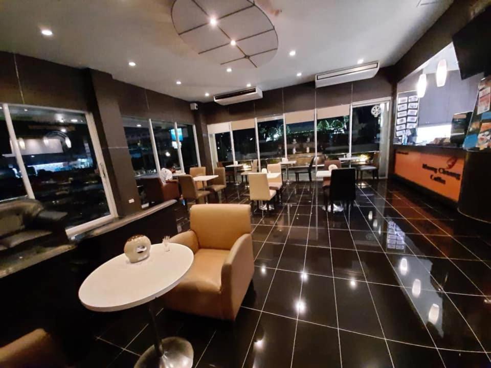 Maneerote Hotel Surin Exterior foto