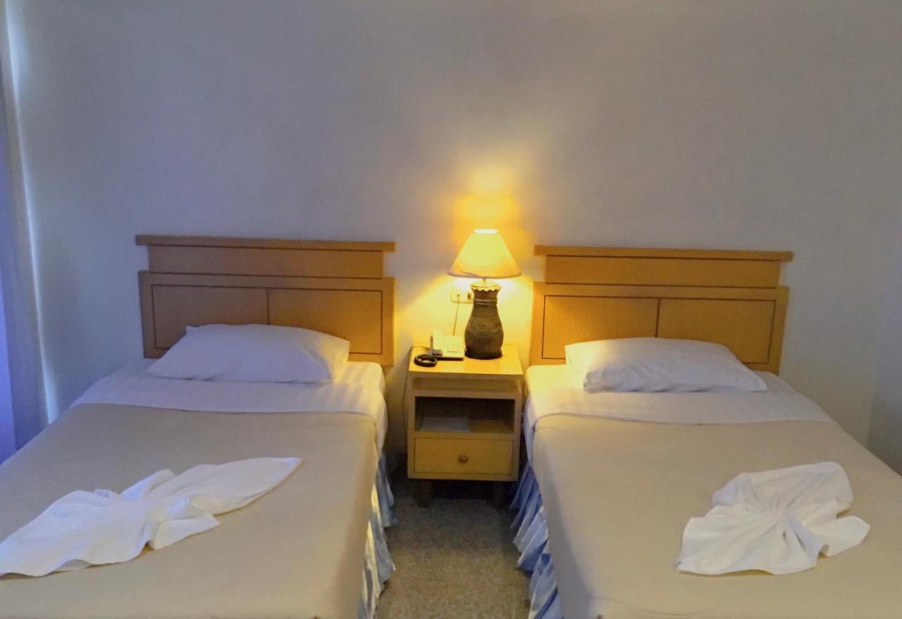 Maneerote Hotel Surin Exterior foto